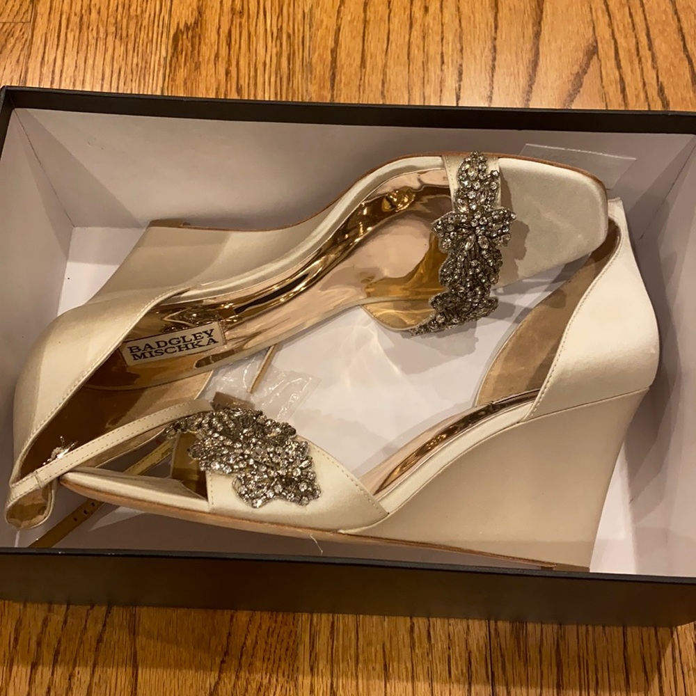 Badgley Mischka Aliyah Ivory/Beige Wedge Evening Shoes brand new